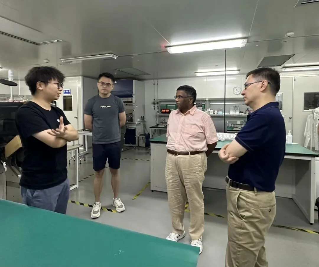 嘉宾参观建木 BABELFLEX 研发实验室